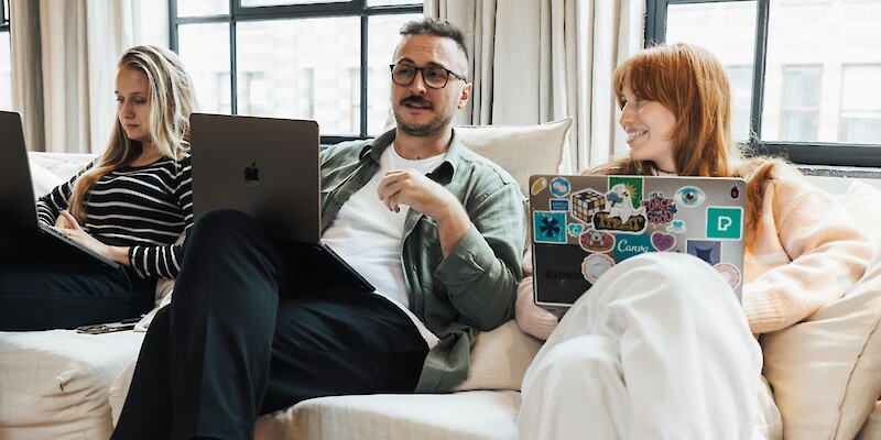 Creative sharing laptop screen